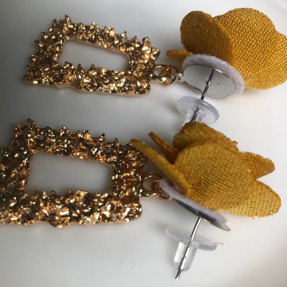 Statement floral & faux gold drop earrings - Picture 6 of 7